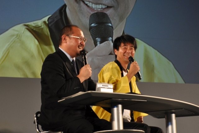 東京ゲームショウ2009最終日の午後から、日本ゲーム大賞を揃って受賞したレベルファイブの日野晃博社長とセガのCS研究統括本部長の名越稔洋氏が「クリエイターズトークショウ」と題した対談を行いました。