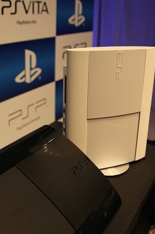 ソニー・コンピュータエンタテインメントは本日午後から開催した「SCEJ Press Conference 2012」にて、PlayStation Vitaの新カラーバリエーションとして「コズミック・レッド」「サファイア・ブルー」をリリースすると発表しました。また、PlayStation 3も小型・軽量化