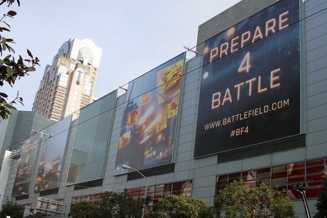 Game Developers Conference 2013の会場であるMoscone Centerに隣接する複合商業施設Metreonに『バトルフィールド4』と思われる広告が掲げられていると先日お伝えしましたが、25日に訪れてみると、その数が増えていました。