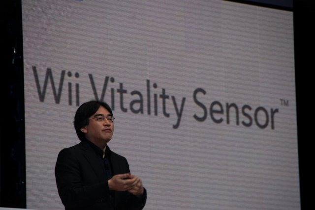 任天堂が今年のE3のプレスカンファレンスで発表した「Wiiバイタリティセンサー」(Wii Vitality Sensor)。「人の脈を計る」という一見、ゲームとは関係しそうにないテーマですが、この製品について、岩田聡社長が第1四半期の業績発表後の記者会見でコメントしています。