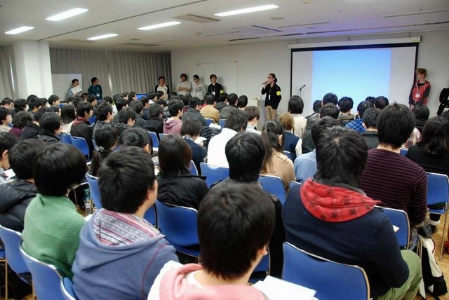 就職活動がいよいよ解禁となり、リクルートスーツを着た学生の姿が街中で見られるようになりました。そんな中、中小のゲーム開発会社11社・団体からなる合同説明会「ゲームスタジオ合同説明会2013」が、12月7日に東京・調布市市民プラザあくろすで開催されました。会場