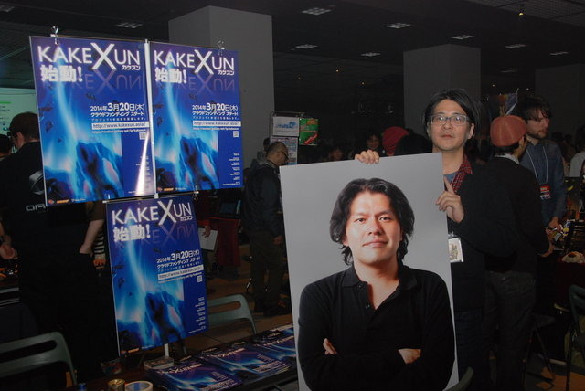 ゲーム作家の飯田和敏氏はBit Summitで、ゲームクリエイターの故・飯野賢治氏が最後に残した企画メモを実現させるプロジェクト『KAKEXUN（カケズン）』のクラウドファウンディングをアピールしました。ブースでは飯野氏のポートフォリオ写真とポスターが展示され、デモ