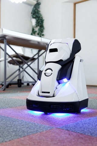 自動で移動し変形するプロジェクタ搭載可変型ロボット「Tipron」2016年発売