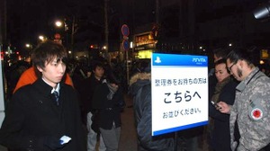渋谷のカウントダウンイベントではSCEハウス社長・平井会長が訪れ本体を手渡し〜PSVita発売 画像
