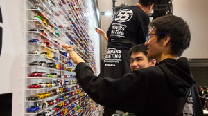 5000台ウォールとエヴァコラボ実車を初公開　トミカ55周年「TOMICA OWNERS MEETING」開幕 画像