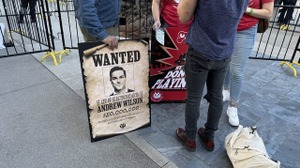 華やかな「TGA2025」会場の裏で繰り広げられる抗議活動。レイオフ実施のCEO賞金首ポスターや生成AIへの批判が並ぶ 画像