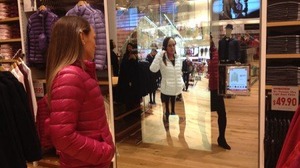デジタルサイネージとARで好みの服を見つけられる「バーチャル試着システム」　ユニクロのサンフランシスコ店にて展開 画像