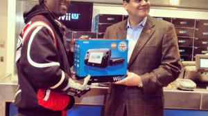 先頭のユーザーには米国任天堂社長が手渡し、Wii U北米発売を迎える 画像