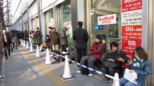 ニンテンドー3DS予約、有楽町や秋葉原では行列が発生 ― 体験コーナーも設置 画像