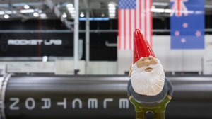 Valveのゲイブ・ニューウェル氏がノーム人形を宇宙に送り込む！ Rocket Labの衛星打ち上げミッションに参加 画像