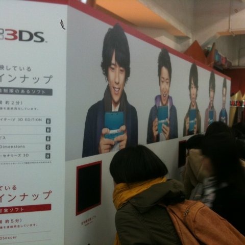 3DSラインナップを映像でチェックできるデモウォールが主要駅に登場 画像