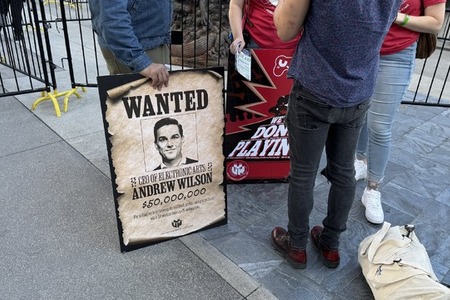 華やかな「TGA2025」会場の裏で繰り広げられる抗議活動。レイオフ実施のCEO賞金首ポスターや生成AIへの批判が並ぶ 画像