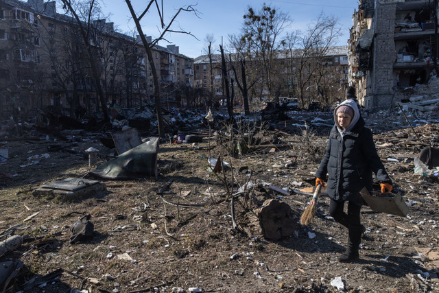 ロシア軍の侵攻で被害を受けたキエフ市内の住居（Photo by Chris McGrath/Getty Images）