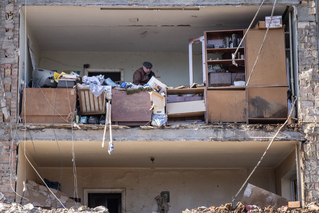 ロシア軍の侵攻で被害を受けたキエフ市内の住居（Photo by Chris McGrath/Getty Images）
