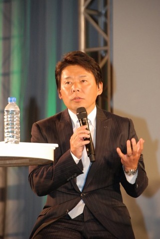 東京ゲームショウ基調講演の第2部では昨年に引き続き、「グローバル時代におけるトップメーカーの戦略と展望」と題して、各社経営トップによるパネルディスカッションが行われました。