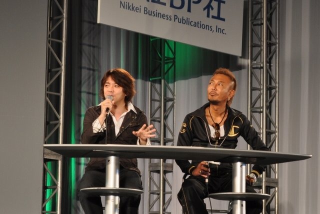 東京ゲームショウ2009最終日の午後から、日本ゲーム大賞を揃って受賞したレベルファイブの日野晃博社長とセガのCS研究統括本部長の名越稔洋氏が「クリエイターズトークショウ」と題した対談を行いました。
