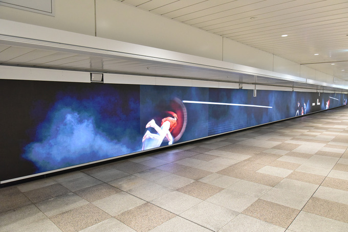 新宿駅に『MLB The ShowTM 22』の大谷翔平選手が登場。超大型LEDビジョンで164km/hのストレートなどを疑似体験