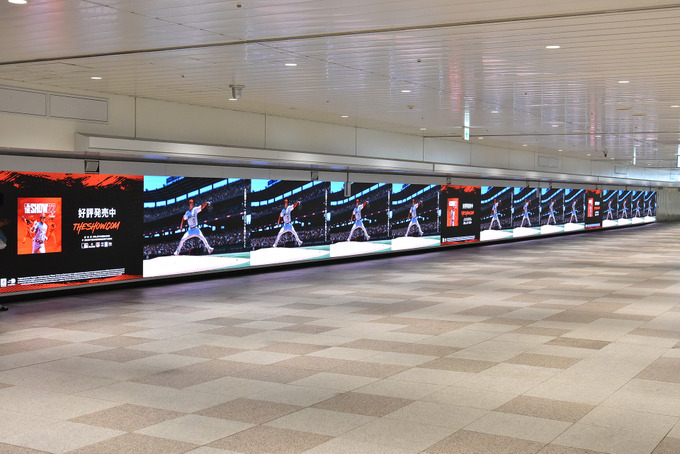 新宿駅に『MLB The ShowTM 22』の大谷翔平選手が登場。超大型LEDビジョンで164km/hのストレートなどを疑似体験