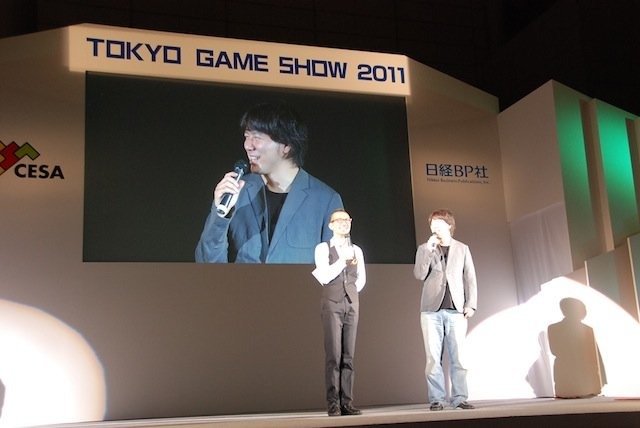 今年は3部構成となった東京ゲームショウ（TGS）の基調講演。そのトリをつとめたのが、SNSサービス「GREE（グリー）」を展開する、同社の田中良和社長です。基調講演は「ソーシャルゲームが起こすパラダイムシフト」と題して、日経BP者の品田英雄氏を聞き手に、対談形式