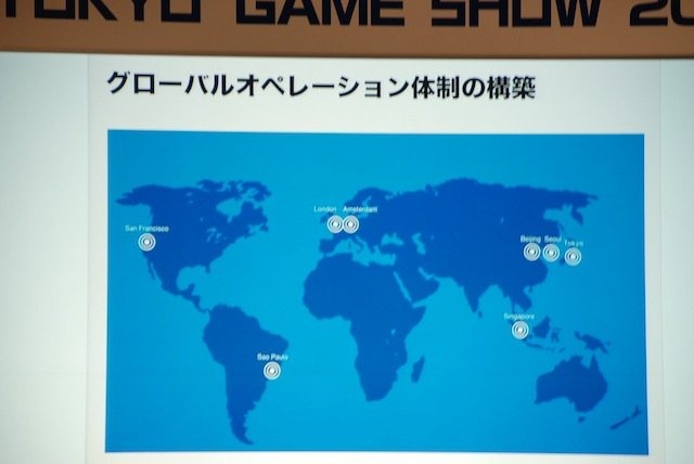 今年は3部構成となった東京ゲームショウ（TGS）の基調講演。そのトリをつとめたのが、SNSサービス「GREE（グリー）」を展開する、同社の田中良和社長です。基調講演は「ソーシャルゲームが起こすパラダイムシフト」と題して、日経BP者の品田英雄氏を聞き手に、対談形式