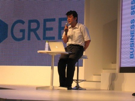 東京ゲームショウ2011開催期間中、初出展となるGREEのブース内ステージでは連日様々なビジネスセッションが開催されました。9月15日には同社CEOの田中良和氏もパネリストとして参加する「経営から見るソーシャルゲームのインパクト」と題したセッションが行われました。