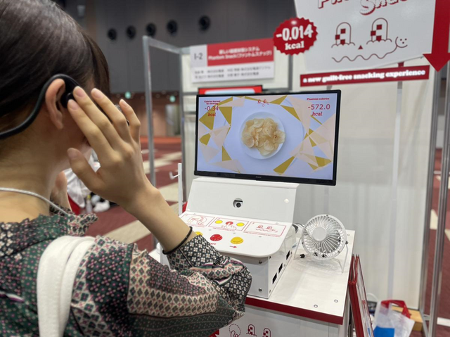 食べれば食べるほど痩せられる？ 新しい咀嚼体験システム「Phantom Snack（ファントムスナック）」【CEDEC2023】