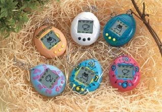 バンダイは、『たまごっち』シリーズ15周年を記念して「Tamagotchi iD L 15th Anniversary ver.」を11月23日に発売すると発表しました。