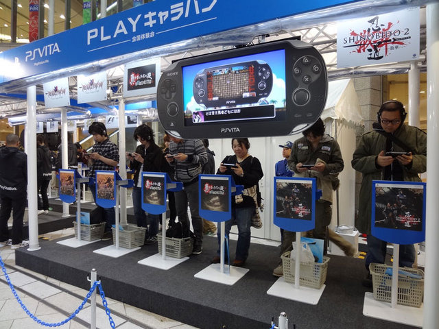 ソニー・コンピュータエンタテインメントジャパンは、PlayStation Vitaを体験できるイベント「PlayStation Vita “PLAY”キャラバン-全国体験会-」の最新情報を公開しました。