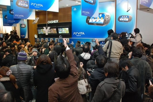 2011年12月17日。全世界に先駆けて日本で発売された「PlayStation Vita」の発売日にあわせて、ソニー・コンピュータエンタテインメントは「PlayStation Vita SHIBUYA TSUTAYA発売カウントダウンイベント」を、TSUTAYA渋谷店で開催しました。