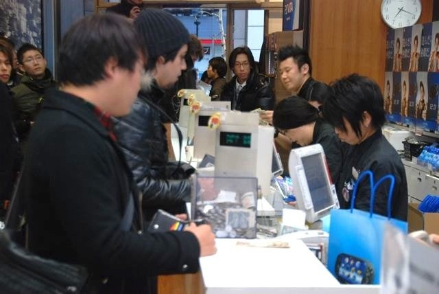 2011年12月17日。全世界に先駆けて日本で発売された「PlayStation Vita」の発売日にあわせて、ソニー・コンピュータエンタテインメントは「PlayStation Vita SHIBUYA TSUTAYA発売カウントダウンイベント」を、TSUTAYA渋谷店で開催しました。