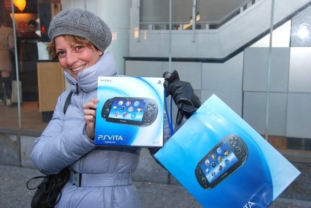 2011年12月17日。全世界に先駆けて日本で発売された「PlayStation Vita」の発売日にあわせて、ソニー・コンピュータエンタテインメントは「PlayStation Vita SHIBUYA TSUTAYA発売カウントダウンイベント」を、TSUTAYA渋谷店で開催しました。