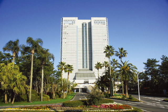 セガサミーホールディングスは、宮崎県でリゾート施設「フェニックス・シーガイア・リゾート」を運営するフェニックスリゾート株式会社の全株式を投資会社のRHJ International(リップルウッド・ホールディングス)から4億円で買収すると発表しました。加えて、借入金の返