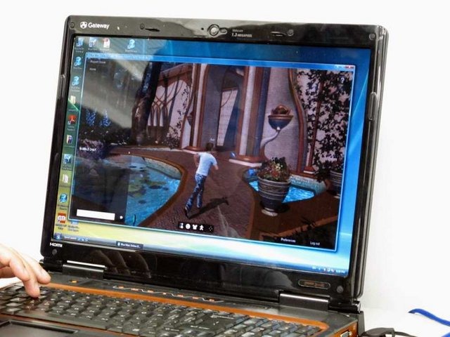 22世紀の火星が舞台の、PC向け3D仮想世界（メタバース）が「Blue Mars」です。ハワイに本社を持つAvater Reality社によって開発中で、6月よりオープンβ版が実施されています。同社の橋本和幸社長は「Shadeバージョン11」の記者発表会で、この最新デモを披露しました。