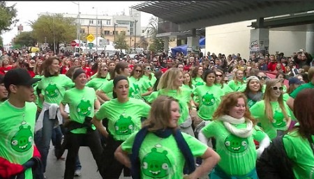 Rovio Entertainment  が、3月22日にリリースする新タイトル「  Angry Birds Space  」のプロモーションのため  GDC2012  開催地のカリフォルニアから  SXSW2012  開催地のテキサスまで無料でTシャツを配り歩くツアーを行った。