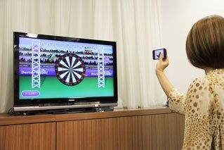リクルートの実証実験機関であるメディアテクノロジーラボは、iPhoneと連動して楽しむことができる、スマートテレビ向けダーツゲームアプリ『ダーツにしやがれ！』を提供開始しました。