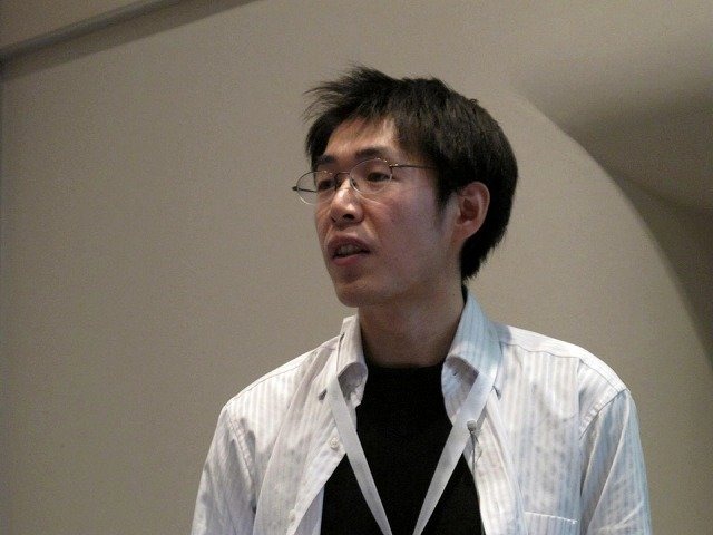 『電脳戦機バーチャロン マーズ』『パワースマッシュ3』などでプログラマを務めたセガの平山尚氏は、横浜パシフィコで開催中のSIGGRAPH ASIA2009で16日、講演「テニスゲームを作ってみよう！　ゲームプログラミングひとめぐり」を行いました。