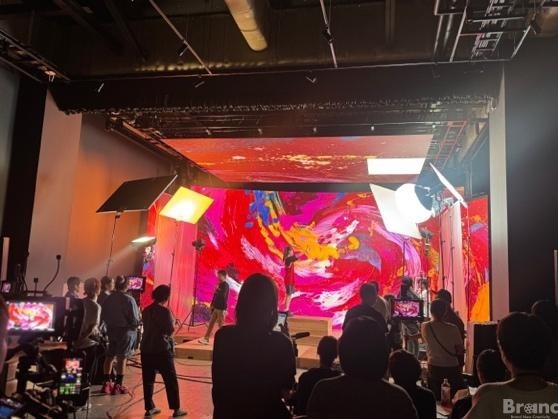 バーチャルプロダクション×生成AI背景で制作した河合塾 2026年度CM 「河合は、１月開講。」　撮影の様子。