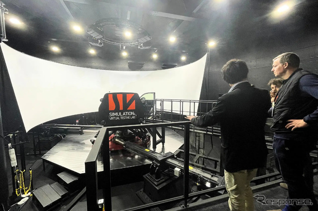 ドライビングシミュレータ「DiM300」