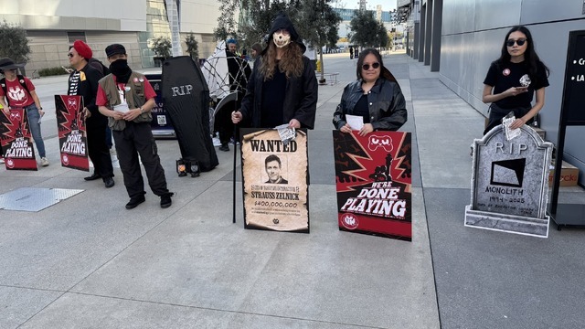 華やかな「TGA2025」会場の裏で繰り広げられる抗議活動。レイオフ実施のCEO賞金首ポスターや生成AIへの批判が並ぶ