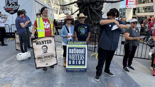 華やかな「TGA2025」会場の裏で繰り広げられる抗議活動。レイオフ実施のCEO賞金首ポスターや生成AIへの批判が並ぶ