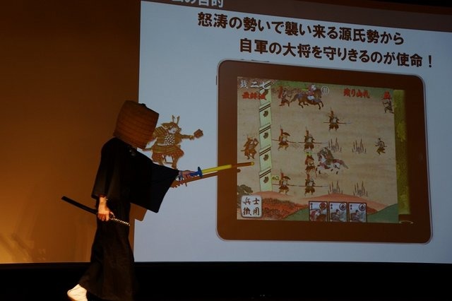 筆者が教鞭をとる立命館大学では、例年何人かのゲーム開発者に大講演ホールにて講演していただいておりますが、今年度は株式会社セガでスマートフォン/タブレット端末向けアプリを開発している酒井琢也氏、新小田夢童氏並びにデュラ★ロッソ氏（以下：ロッソ氏）をお招