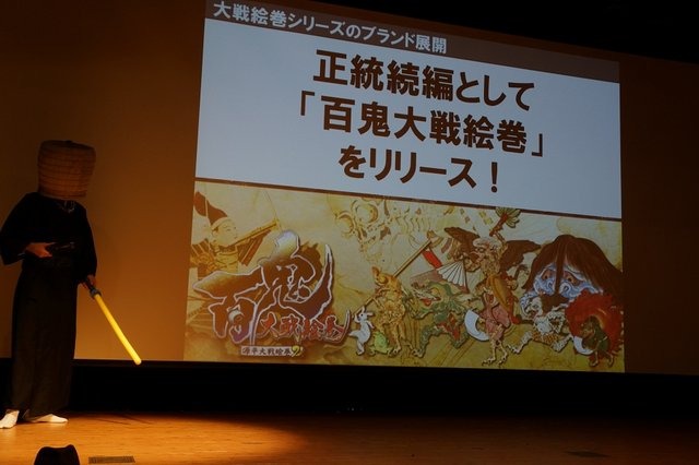 筆者が教鞭をとる立命館大学では、例年何人かのゲーム開発者に大講演ホールにて講演していただいておりますが、今年度は株式会社セガでスマートフォン/タブレット端末向けアプリを開発している酒井琢也氏、新小田夢童氏並びにデュラ★ロッソ氏（以下：ロッソ氏）をお招