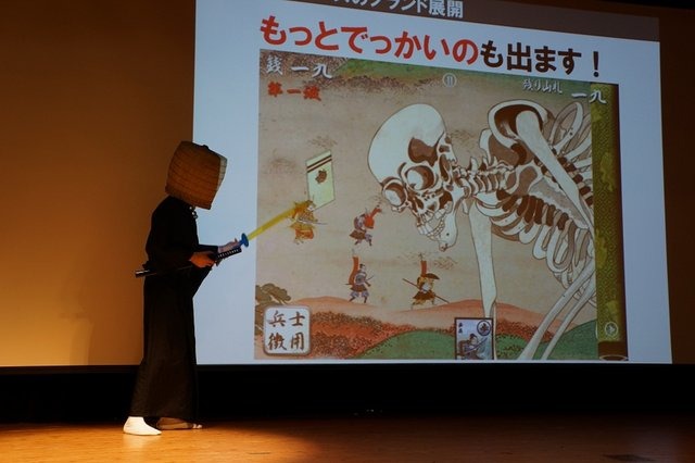 筆者が教鞭をとる立命館大学では、例年何人かのゲーム開発者に大講演ホールにて講演していただいておりますが、今年度は株式会社セガでスマートフォン/タブレット端末向けアプリを開発している酒井琢也氏、新小田夢童氏並びにデュラ★ロッソ氏（以下：ロッソ氏）をお招