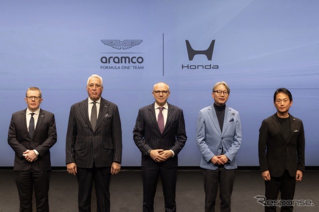 向かって左からコーウェル氏（Martin Aramco Formula One Teamのチーフ・ストラテジー・オフィサー）、ストロール取締役会長、ドメニカリ会長兼CEO、三部社長、渡辺社長