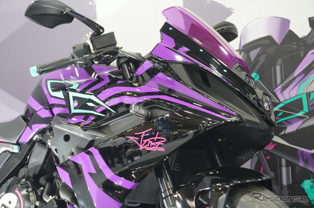『ストリートファイター6』とコラボレーションした『GSX-8R Tuned by JURI』（大阪モーターサイクルショー2025）