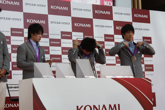 株式会社コナミスポーツ＆ライフは、六本木ミッドタウンにあるKONAMI本社前にて、KONAMI競技部所属の内村航平選手、山室光史選手、田中佑典選手、藤井拓郎選手の４名によるロンドンオリンピック日本代表選手報告会を行いました。