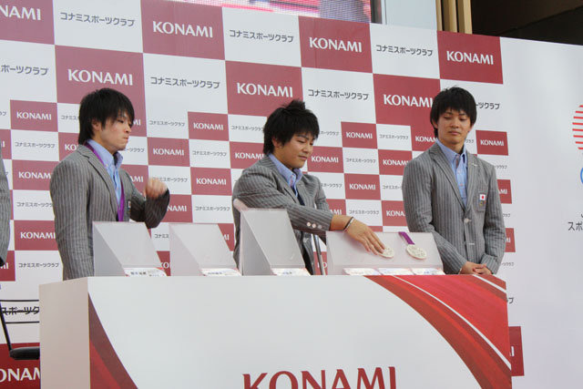 株式会社コナミスポーツ＆ライフは、六本木ミッドタウンにあるKONAMI本社前にて、KONAMI競技部所属の内村航平選手、山室光史選手、田中佑典選手、藤井拓郎選手の４名によるロンドンオリンピック日本代表選手報告会を行いました。