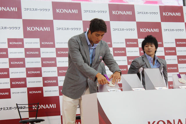 株式会社コナミスポーツ＆ライフは、六本木ミッドタウンにあるKONAMI本社前にて、KONAMI競技部所属の内村航平選手、山室光史選手、田中佑典選手、藤井拓郎選手の４名によるロンドンオリンピック日本代表選手報告会を行いました。