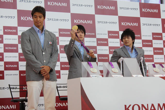 株式会社コナミスポーツ＆ライフは、六本木ミッドタウンにあるKONAMI本社前にて、KONAMI競技部所属の内村航平選手、山室光史選手、田中佑典選手、藤井拓郎選手の４名によるロンドンオリンピック日本代表選手報告会を行いました。