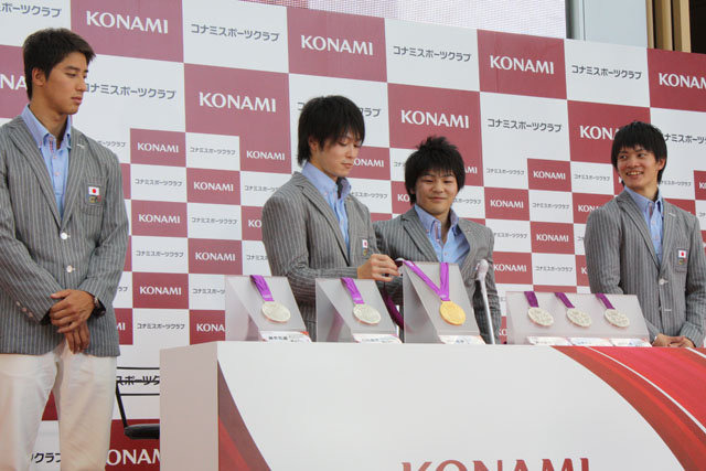 株式会社コナミスポーツ＆ライフは、六本木ミッドタウンにあるKONAMI本社前にて、KONAMI競技部所属の内村航平選手、山室光史選手、田中佑典選手、藤井拓郎選手の４名によるロンドンオリンピック日本代表選手報告会を行いました。